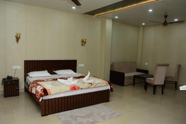 Krazy Hotel Haldwāni Екстериор снимка