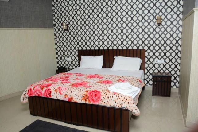 Krazy Hotel Haldwāni Екстериор снимка