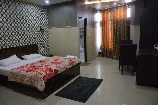 Krazy Hotel Haldwāni Екстериор снимка