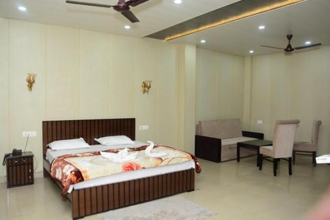 Krazy Hotel Haldwāni Екстериор снимка